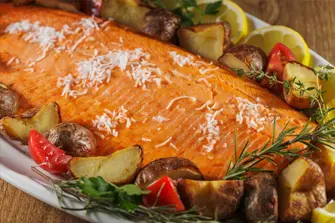 サーモンとじゃがいものローストココナッツ風味